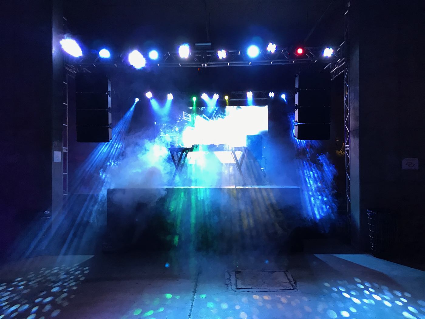 Iluminação cênica e efeitos para eventos em São Paulo — Dínamo Eventos