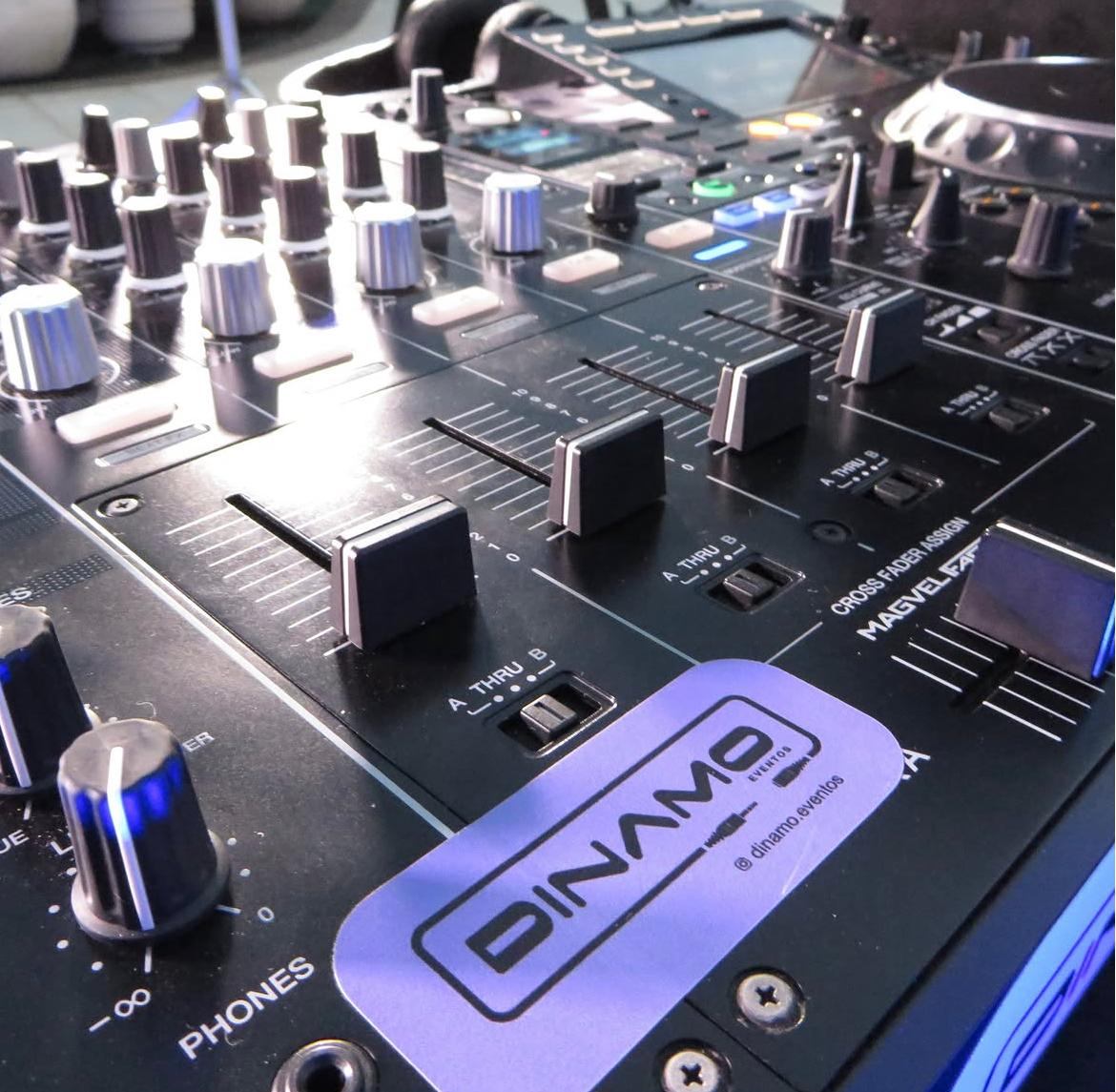 Rafael Adorno, fundador da Dínamo Eventos, no estúdio com equipamentos Pioneer DJ