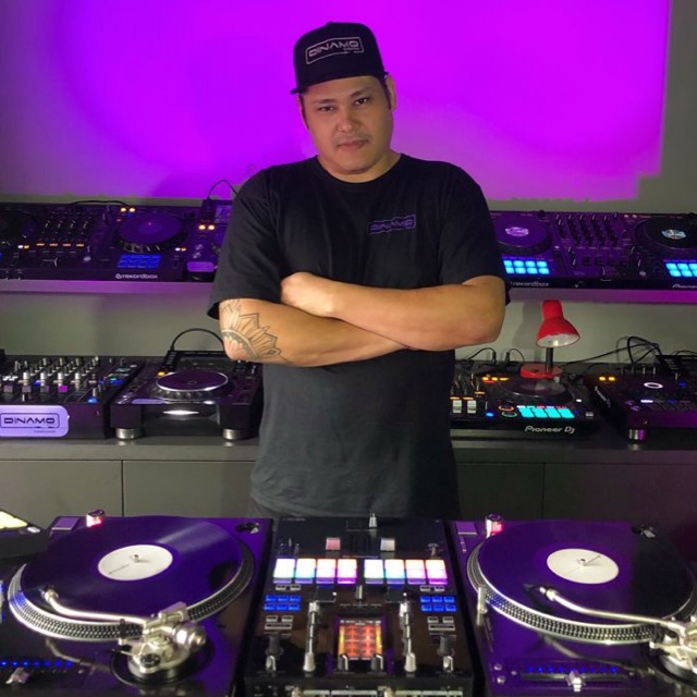 Rafael Adorno, fundador da Dínamo Eventos, no estúdio com equipamentos Pioneer DJ